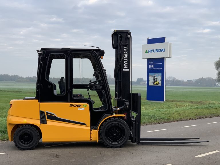 Hyundai 50B-9 elektrische heftruck met cabine naast een Hyundai-bord