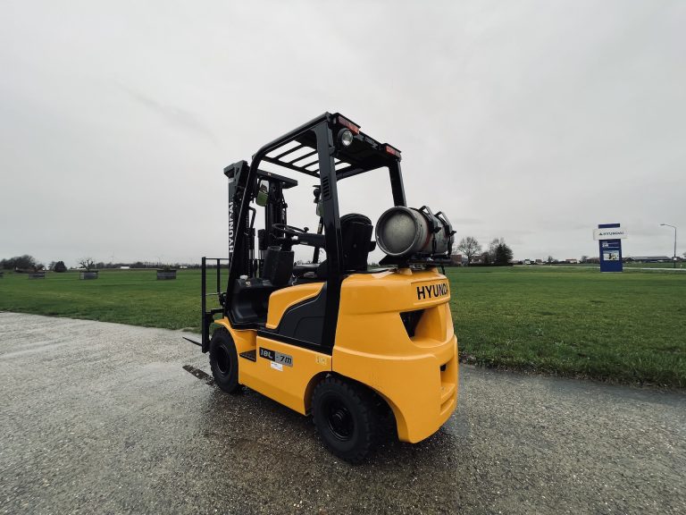 Hyundai 18L-7M LPG-heftruck met gasfles, buiten op een nat terrein