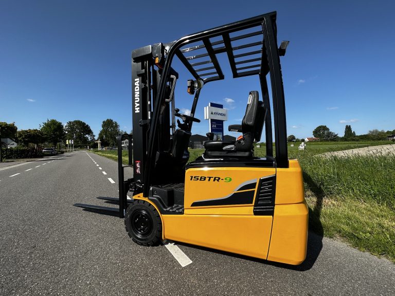 Hyundai 15BTR-9 elektrische driewielheftruck op een weg