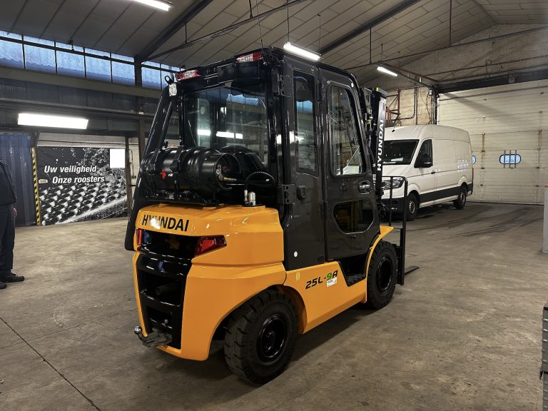Hyundai 25L-9A LPG-heftruck met cabine in een werkplaatshal