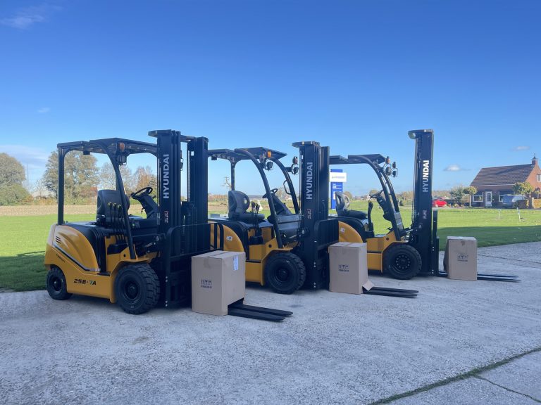 Nieuwe Hyundai elektrische heftrucks van de B-7A-serie naast elkaar, met dozen bij de vorken