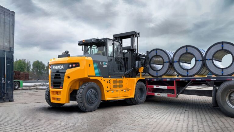 Hyundai B-X elektrische heftruck laadt staalrollen op een trailer