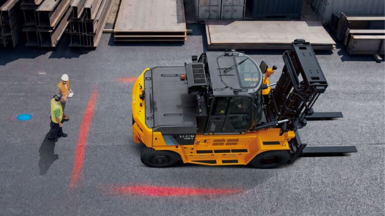 Hyundai B-X heftruck met rode zoneverlichting op de vloer en voetgangers op afstand