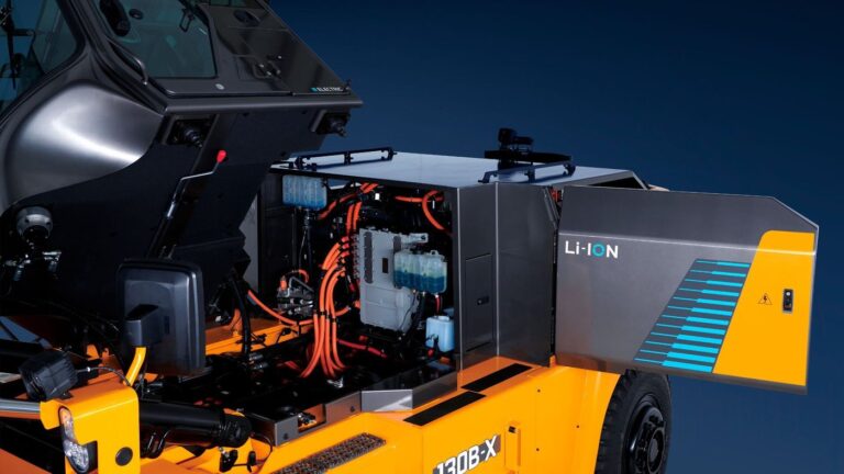 Geopende accu- en elektronicaruimte van een Hyundai B-X van 10 tot 13 ton
