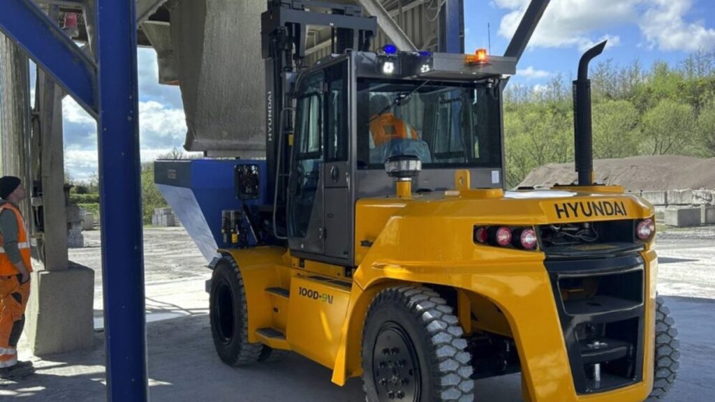Hyundai 100D-9V — diesel heftruck 10 ton detail 1