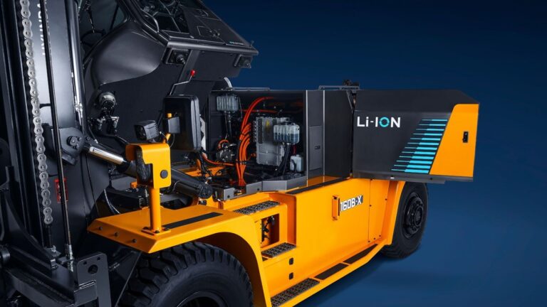 Geopende accu- en elektronicaruimte van een Hyundai 160/180B-X