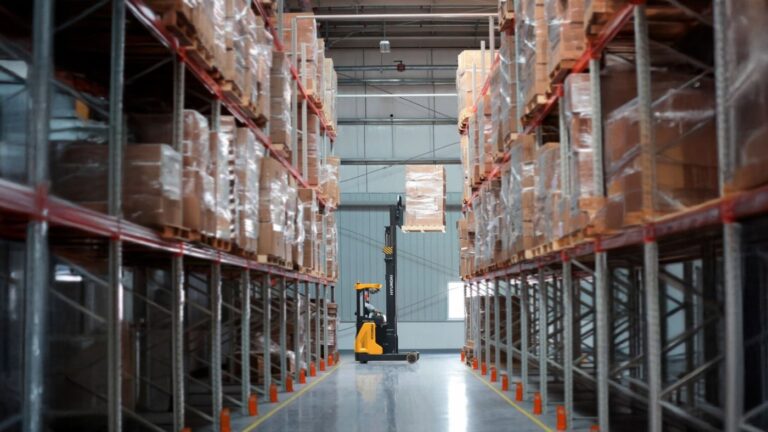 Hyundai 20BRJ-9BH reachtruck in een smal gangpad tussen hoge palletstellingen