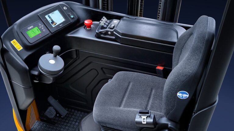 Cabine van een Hyundai BRJ-reachtruck met geveerde stoel, display en bedieningshendels