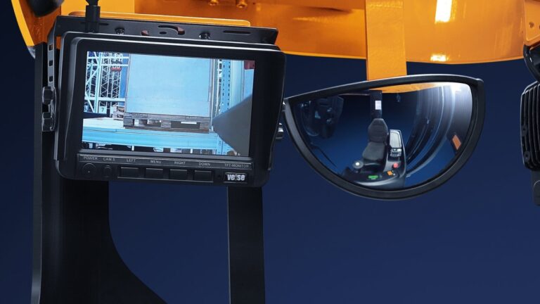 Kleurenscherm met camerabeeld en een bolle spiegel in een Hyundai BRJ-reachtruck