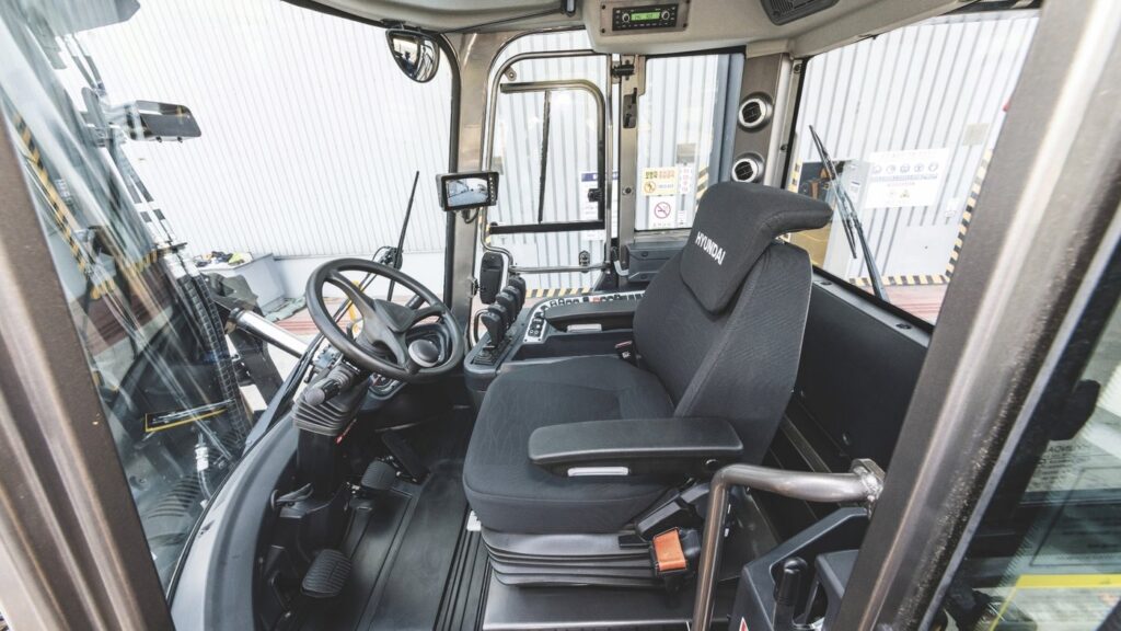 Hyundai 300D-9VC — diesel heftruck 30 ton