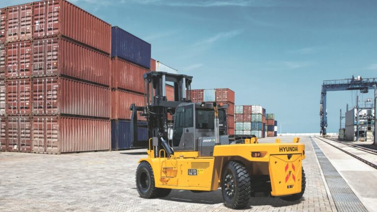 Hyundai 250D-9V zware dieselheftruck op een containerterminal