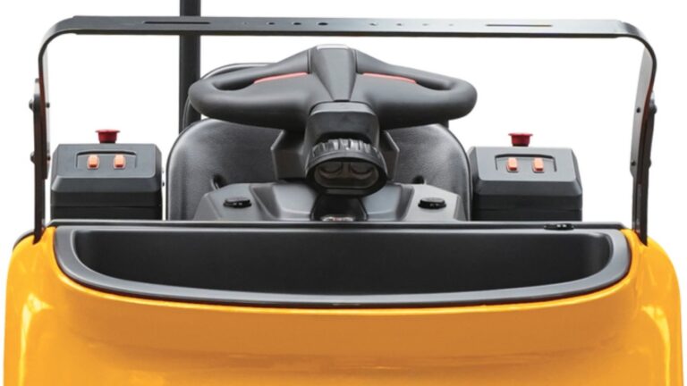 Bestuurdersplaats van de Hyundai 25EO-X met stuurhendel, bedieningsknoppen en een opbergvak aan de voorkant