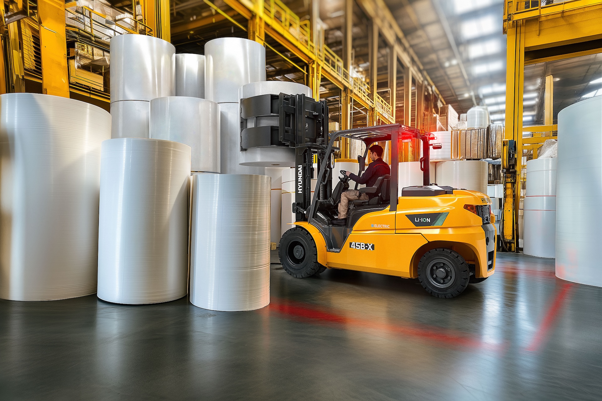 Hyundai 45B-X met papierrollenklem aan het werk