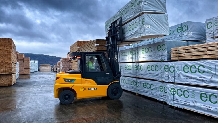 Hyundai 50B-X elektrische heftruck buiten tussen pakketten bouwmateriaal