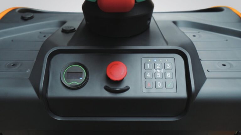 Display, noodstopknop en pincodepaneel op de Hyundai 50ET-X