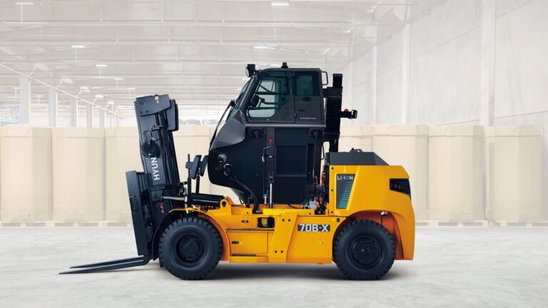 Hyundai 70B-X li-ion heftruck met cabine, zijaanzicht, in een hal